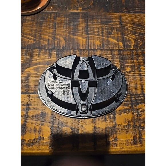 2013 - 2015 TOYOTA RAV4 FRONT BUMPER GRILLE GRILL EMBLEM OEM 75312-12320 - Picture 2 of 2